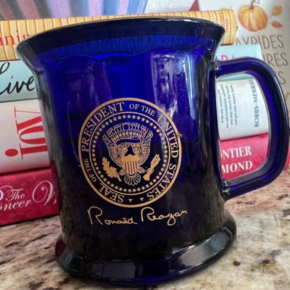 PRESIDENT RONALD REAGAN COFFEE MUG BLUE & GOLD GLASS GOLD PRESIDENTIAL SEAL - Picture 1 of 4
